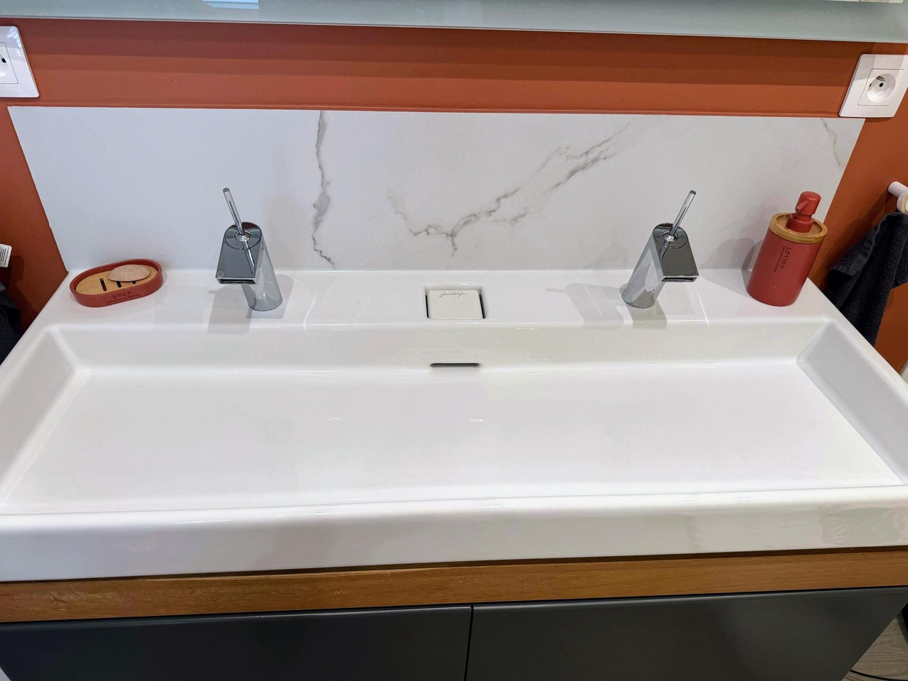 Pose d'un lavabo par Entreprise SINQUIN