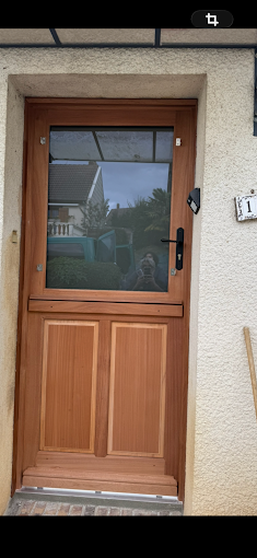 Pose d'une Porte d'Entrée en Bois